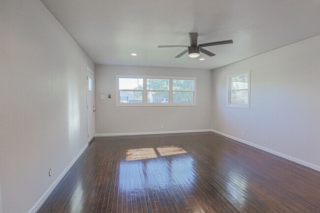 Building Photo - Pre Leasing for fall 2026! 4/2 in Medical District