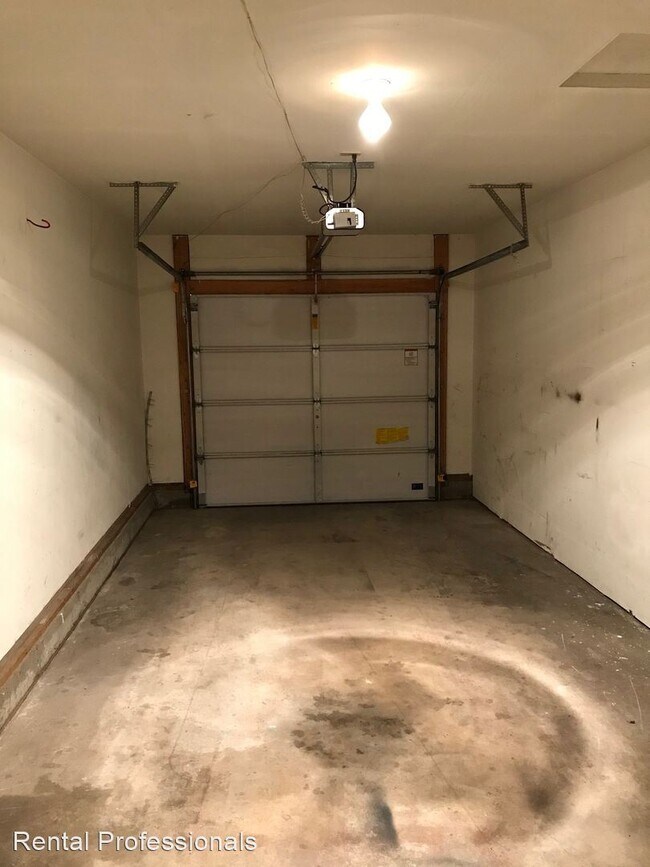 Building Photo - 2 br, 1 bath House - 221 Spooner Road Unit C
