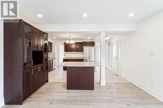 Building Photo - 525 Lynett Crescent