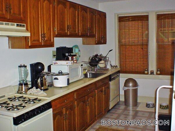 Foto del edificio - 8 Lakeville Rd