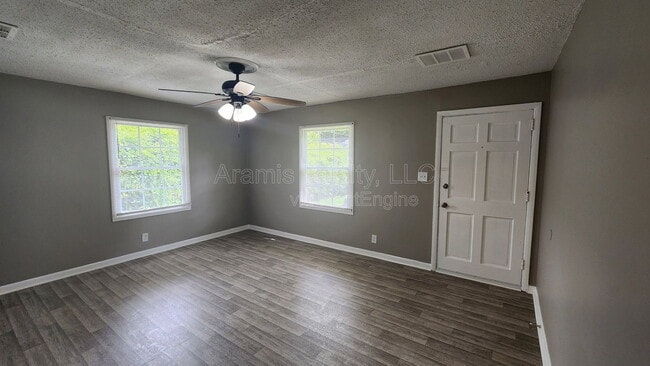 Building Photo - 305 Banberry Dr SE
