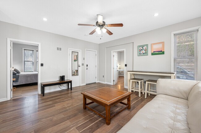 Building Photo - 586 Pleasant St