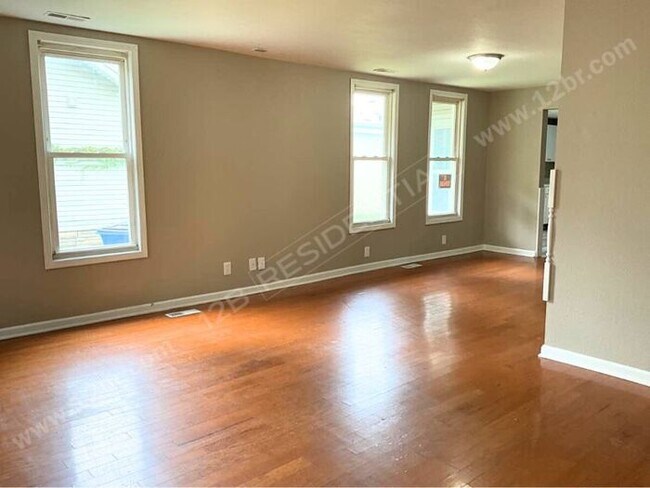 Building Photo - South Toledo 4-Bed Home: Master Suite & Na...