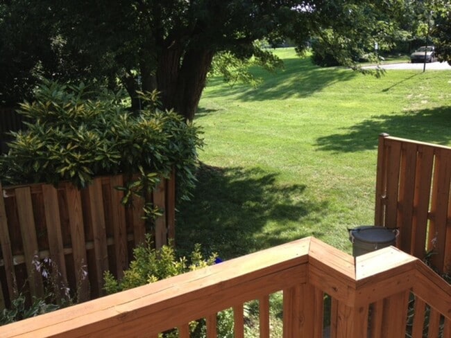 Building Photo - Beautiful 3 BR 2.5 BA in sought after Kenw...