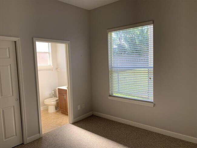 Building Photo - 417 Chadwick Dr
