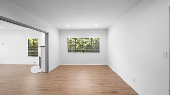 Foto del edificio - 9920 Robbins Dr