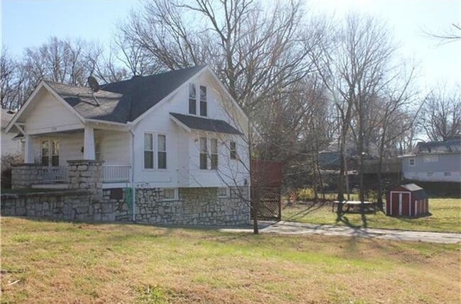 Building Photo - Large House- Brand new updates.