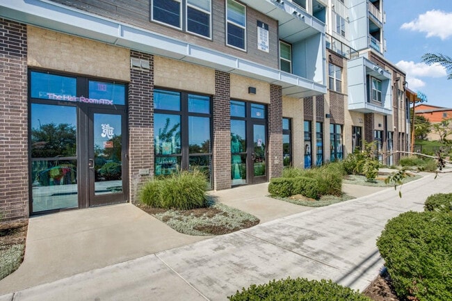 Building Photo - 2425 E Riverside Dr