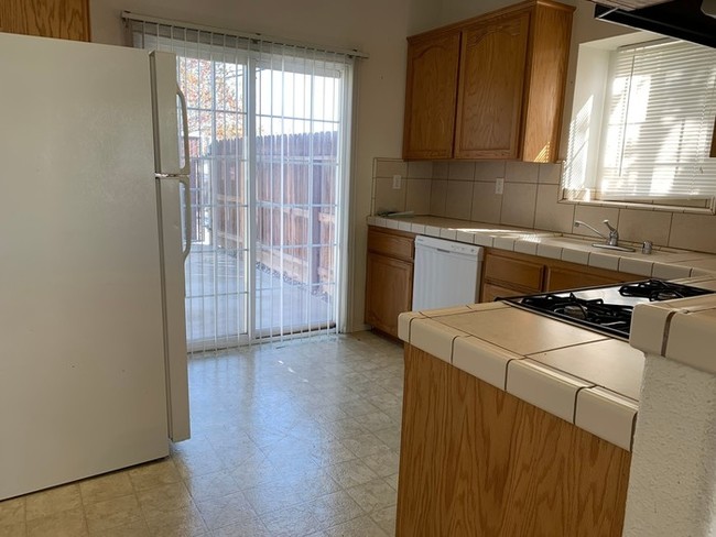 Building Photo - Hanford apartment available on Jana Way!