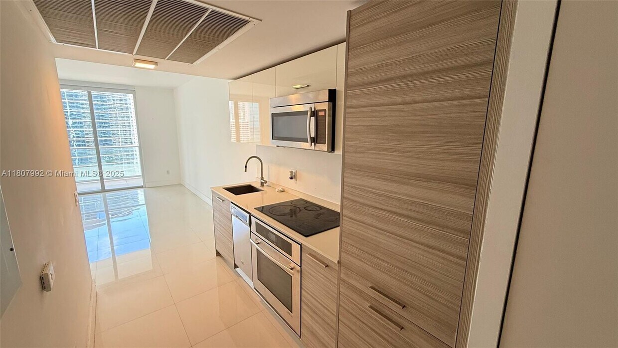 Primary Photo - 1300 Brickell Bay Dr