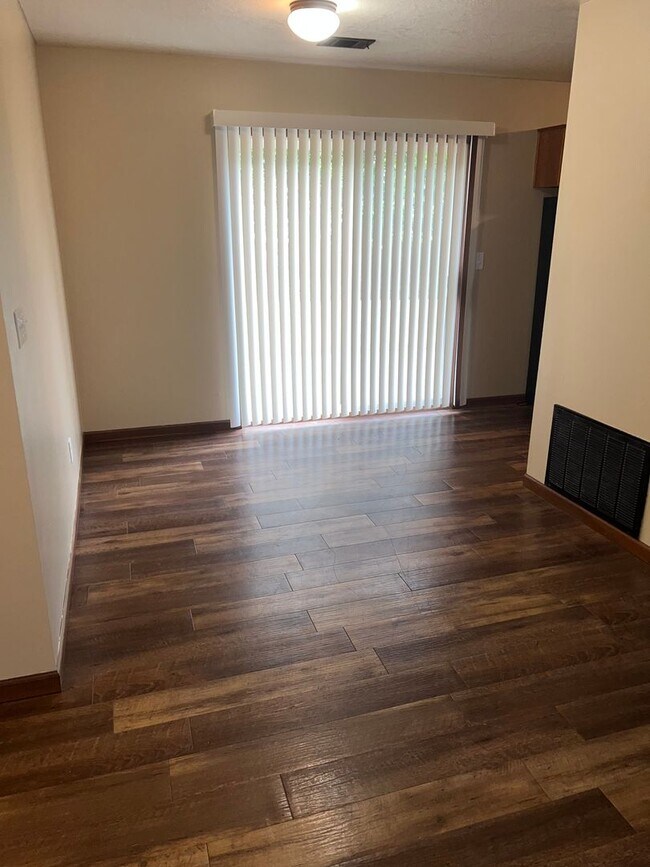 Building Photo - New Listing! @ 2 bd/1bath with attached ga...