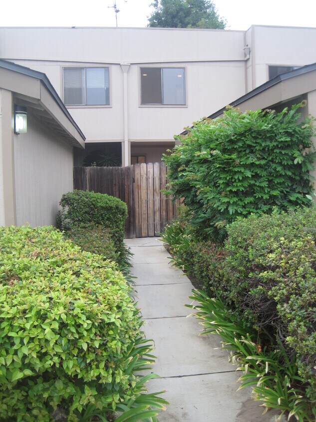 Foto principal - 15110 Chatsworth St