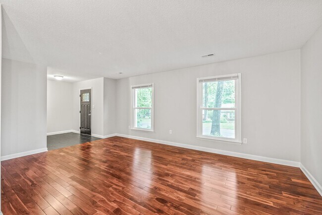 Building Photo - Move-in Ready 3 Bedroom Ranch!!