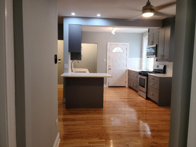 Building Photo - 4837 W Addison St