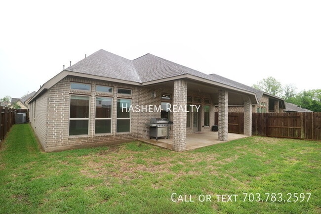 Building Photo - Gorgeous 3 Bedroom 3 Bath Move In Ready!