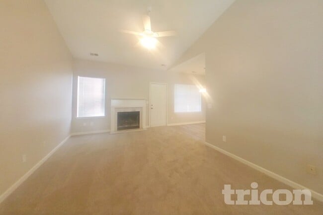 Building Photo - 4054 Robin Cir