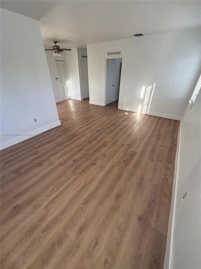 Foto del edificio - 2343 NW 14th St