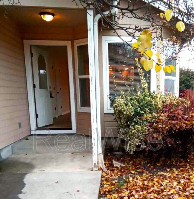Building Photo - 3172 Forest Hills Dr