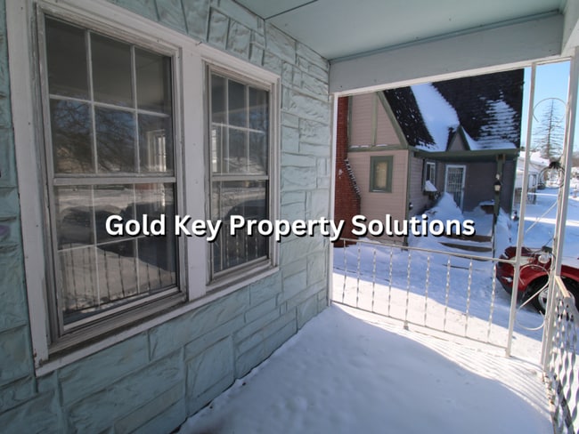 Building Photo - Roomy 3 BR 1 BA House with 2 Covered Porches and Garage (SECTION 8 APPROVED)