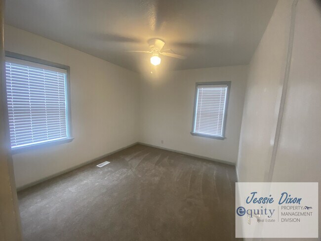 Building Photo - 219 Country Club Dr