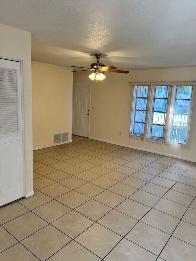 Foto del edificio - 21306 Stillwater Ave