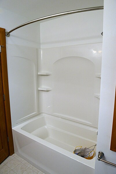 Shower/bath - 1917 Monroe St
