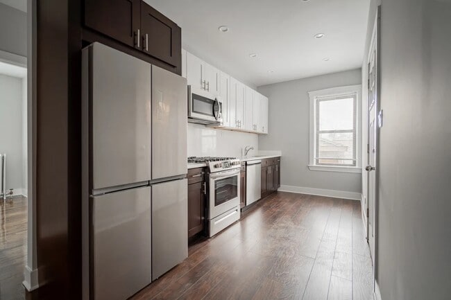 Building Photo - 5162 W Montrose Ave