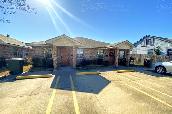 Building Photo - 2BR/2BA Duplex Near McNeese | W/D Included | Built-In Workspace