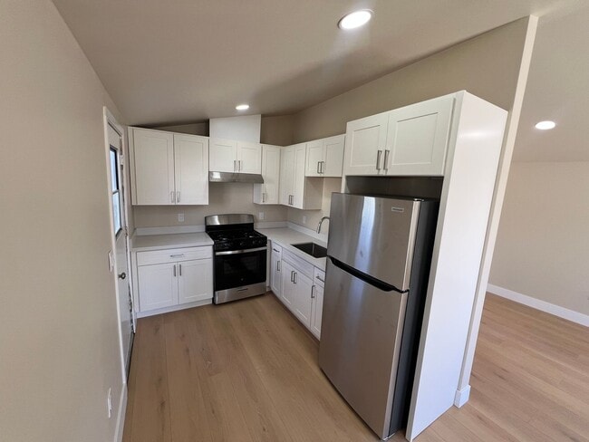 Building Photo - Renovated 2 Bed 1 Bath Home