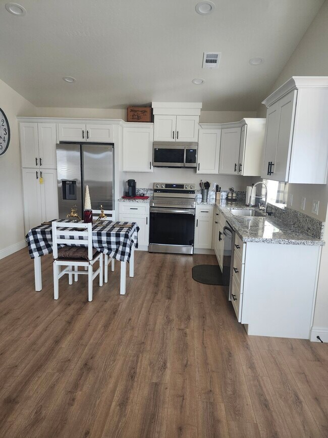 Cocina - 27800 Preakness Dr