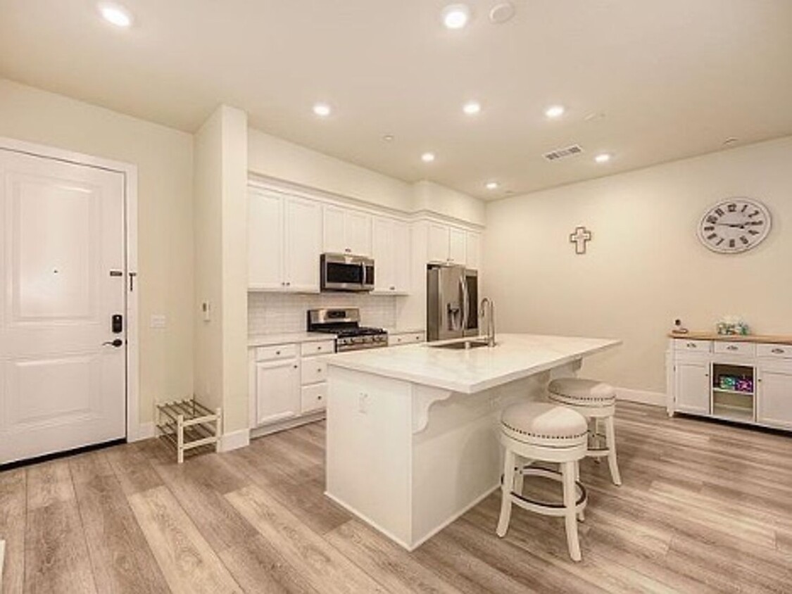 Foto principal - Upscale 2/2 Apartment in The Cannery!-$500...