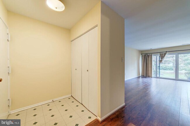 Building Photo - 9705 Kings Crown Ct