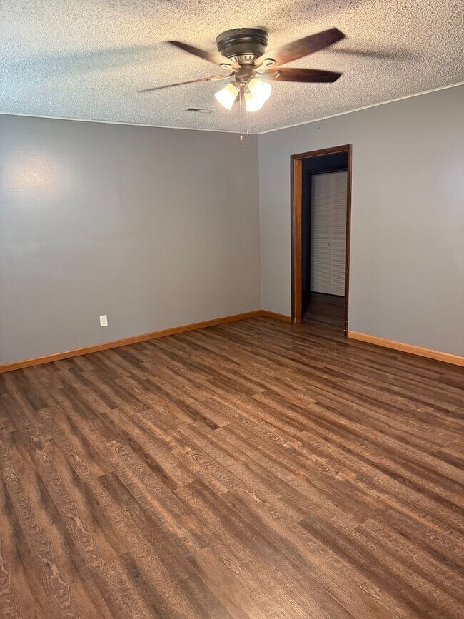 Foto del edificio - 3BR/1BA with overside detached garage read...