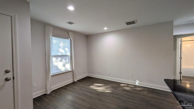 Foto del edificio - 313 N Navy Blvd