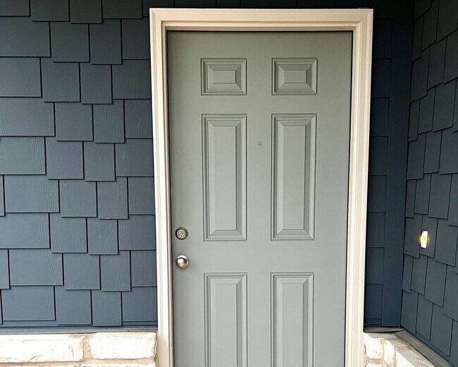 Building Photo - 1690 Sq Ft, 3 Bed, 2 Bath + Study in Reser...