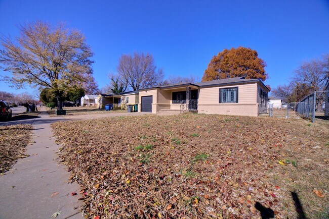 Building Photo - Gorgeous 3 Bedroom Remodel! Available Imme...