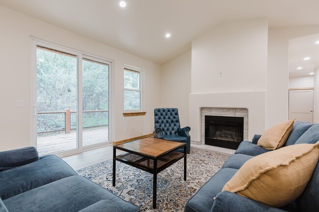 Building Photo - Beautiful New Construction Mountain Retreat