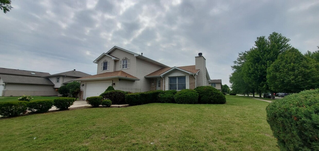 Primary Photo - Joliet Corner Lot Three Bedroom Split Level
