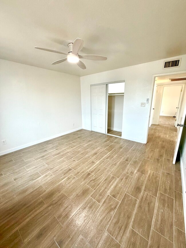 Foto del edificio - 1731 E Cheery Lynn Rd