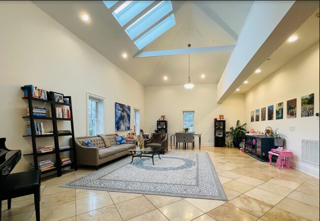 Foto del edificio - 8 Berkley Dr