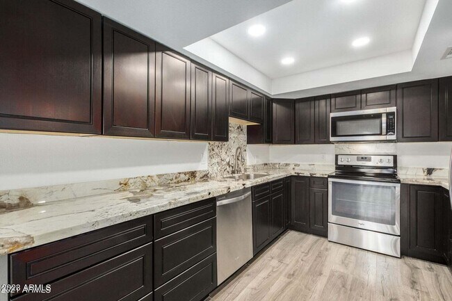 Foto del edificio - 7930 E Camelback Rd