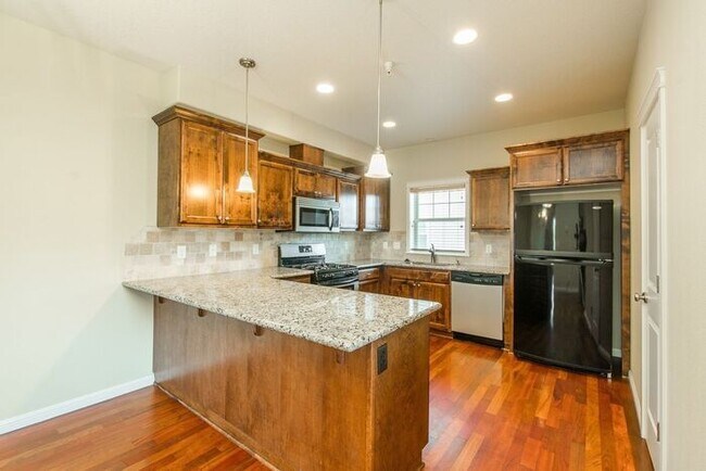 Foto del edificio - Springwater Corridor Luxury Townhome: Popu...
