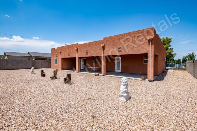 Building Photo - BEAUTIFUL 3 BED 1 BATH PET FRIENDLY