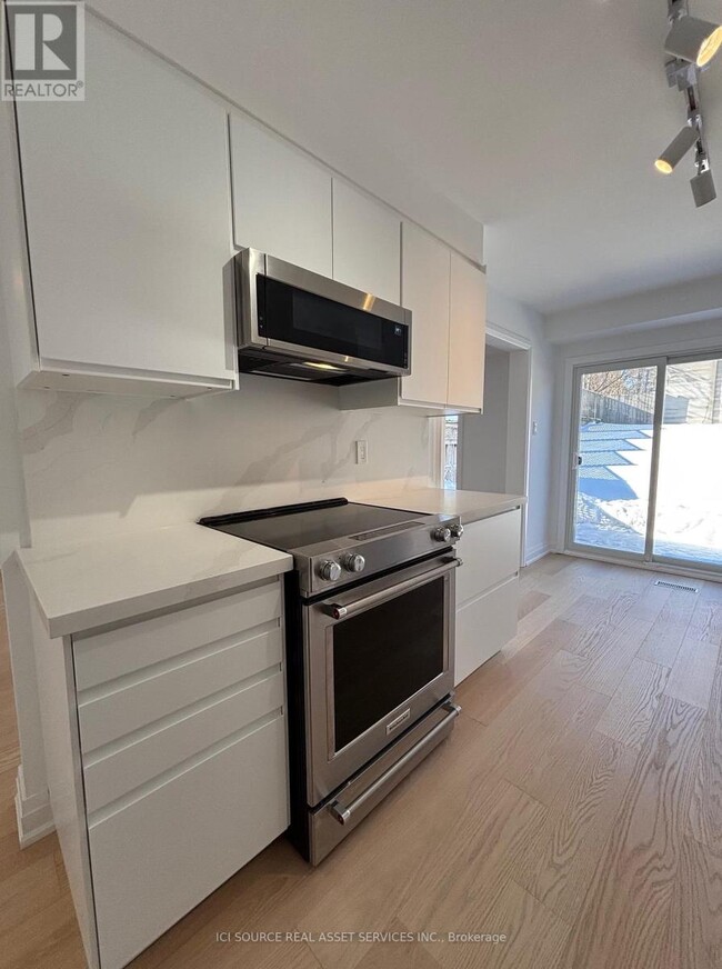 Building Photo - 851 Sweetwater Crescent