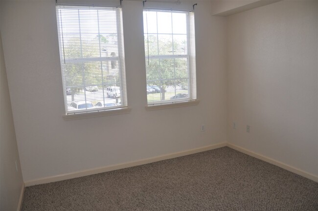 Building Photo - 440 S Villa San Marco Dr