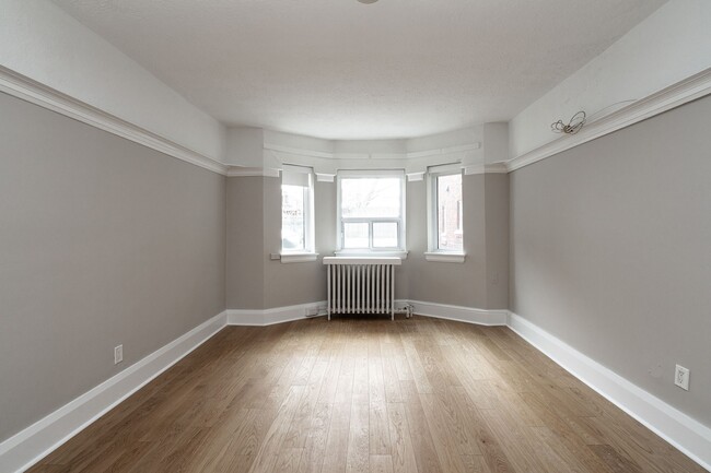 Building Photo - 118 Roncesvalles Ave