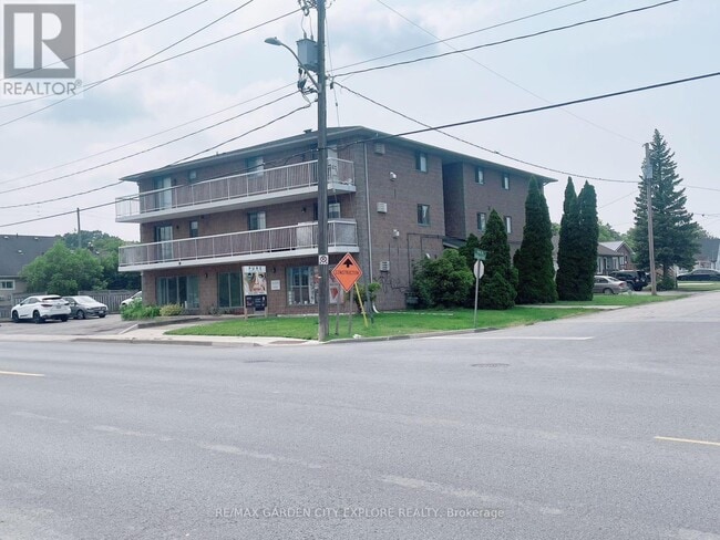 Building Photo - 210-210 Pelham Rd