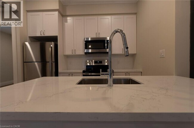 Photo du bâtiment - 100 Charlton Ave W