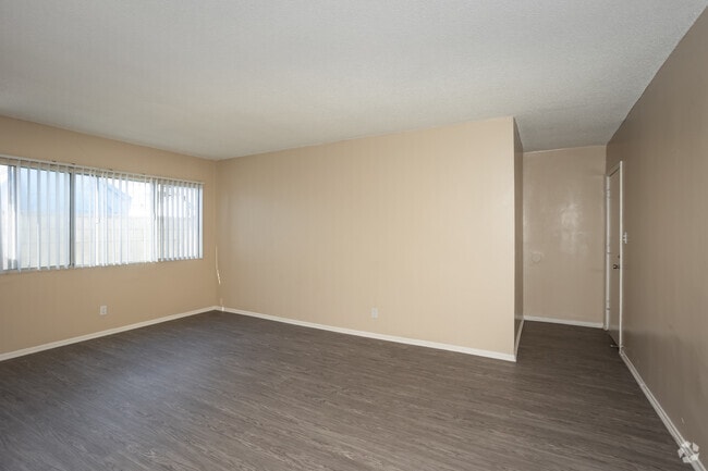 1 habitación, 1 baño - 610 pies cuadrados - Sala de estar - Alondra Palm LLC