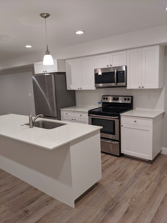 Building Photo - 540 E 200 S
